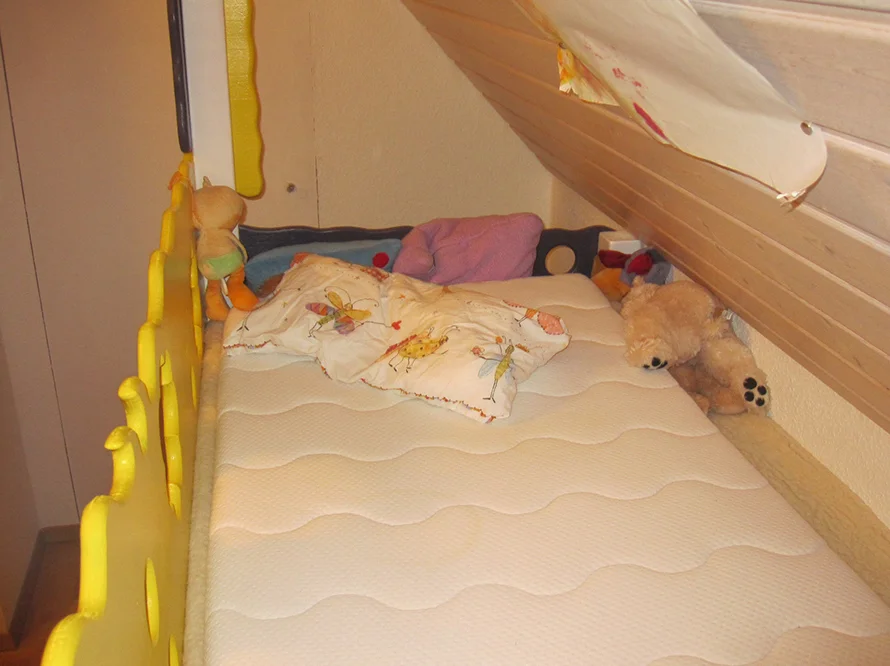 Kinderbett mit Kuscheltieren
