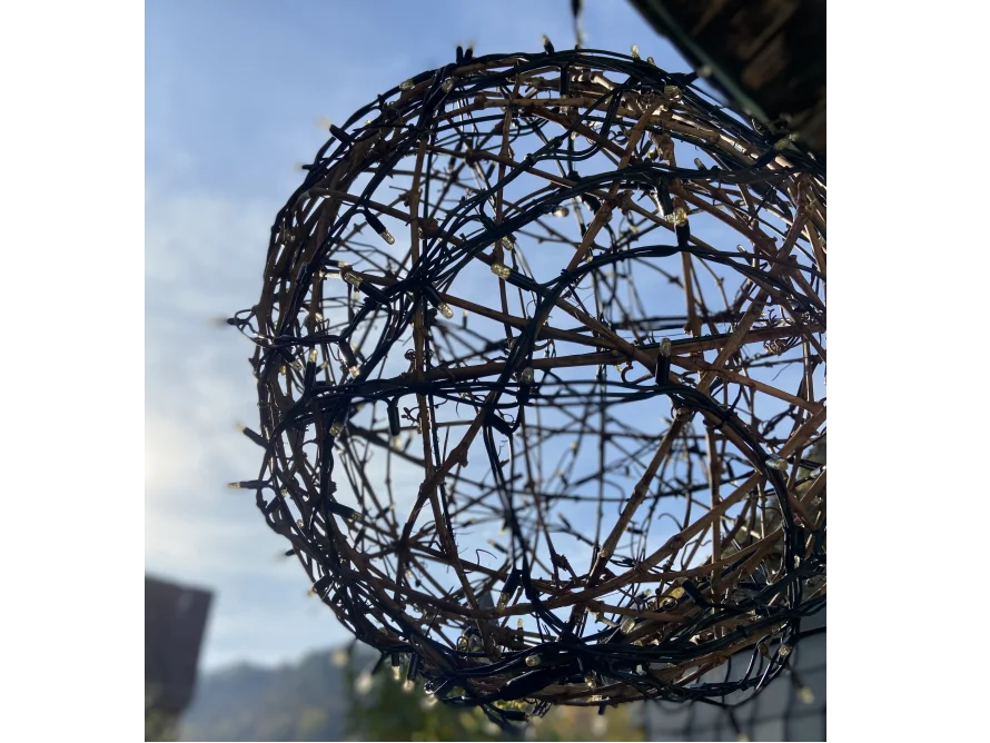 Kugel aus Ästen mit Lichterkette