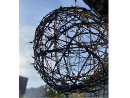 Kugel aus Ästen mit Lichterkette