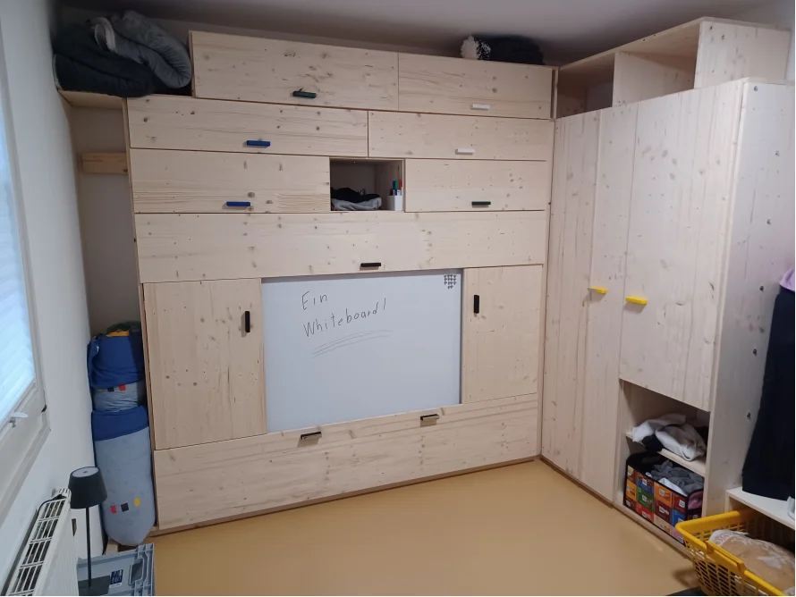 Einbauschrank aus hellem Holz