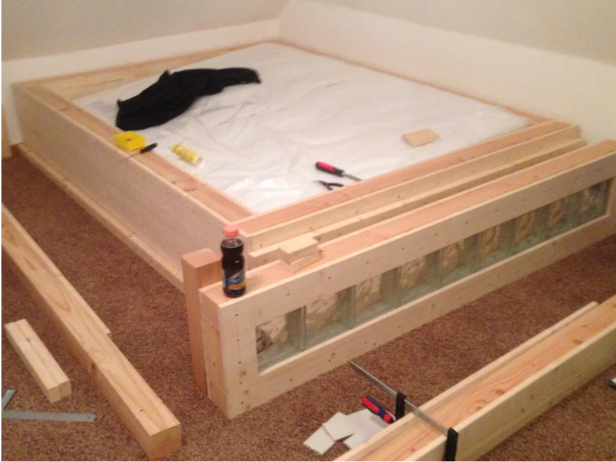 Bettgestell aus Holz während des Aufbaus