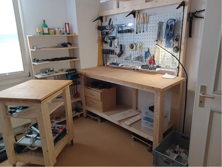 Eine aufgeräumte Werkbank in einer Werkstatt.