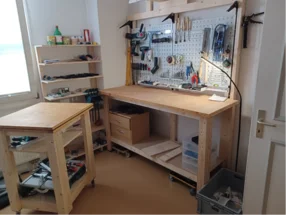 Eine aufgeräumte Werkbank in einer Werkstatt.