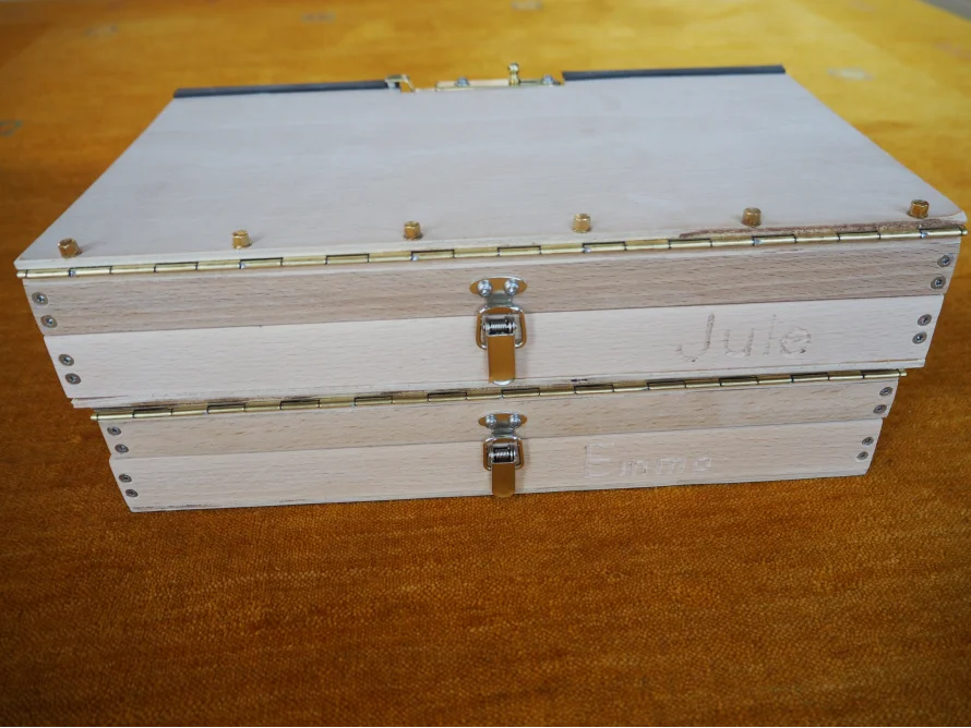 Zwei gestapelte Holzkisten mit Beschlägen