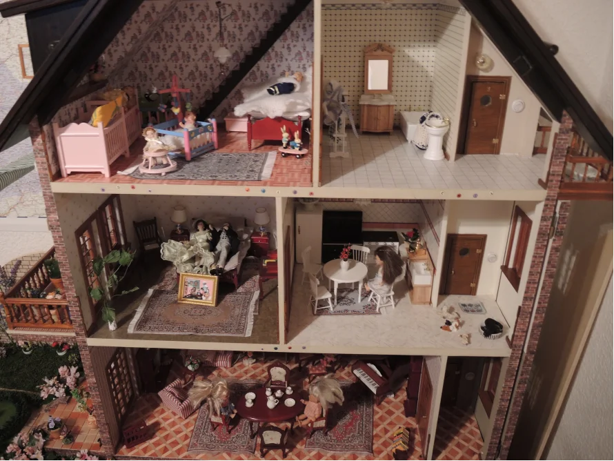 Puppenhaus mit mehreren Zimmern