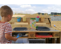 Kind mit Spielküche im Freien