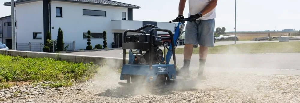 Person verwendet Rüttelplatte