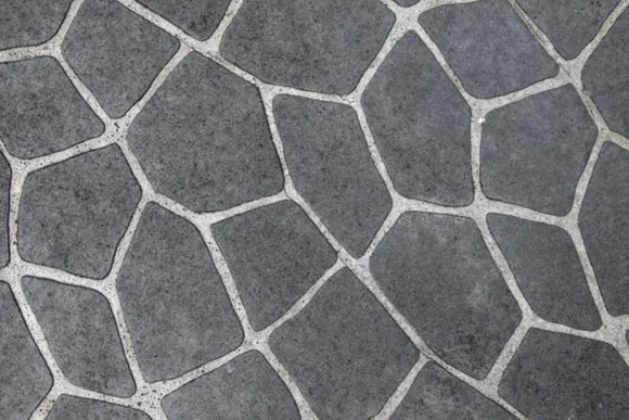 Graue Bodenfliesen mit hellem Fugenmuster