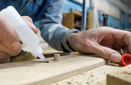 RT Moebel restaurieren leimen 21 04 717x467 Holzstück wird geleimt
