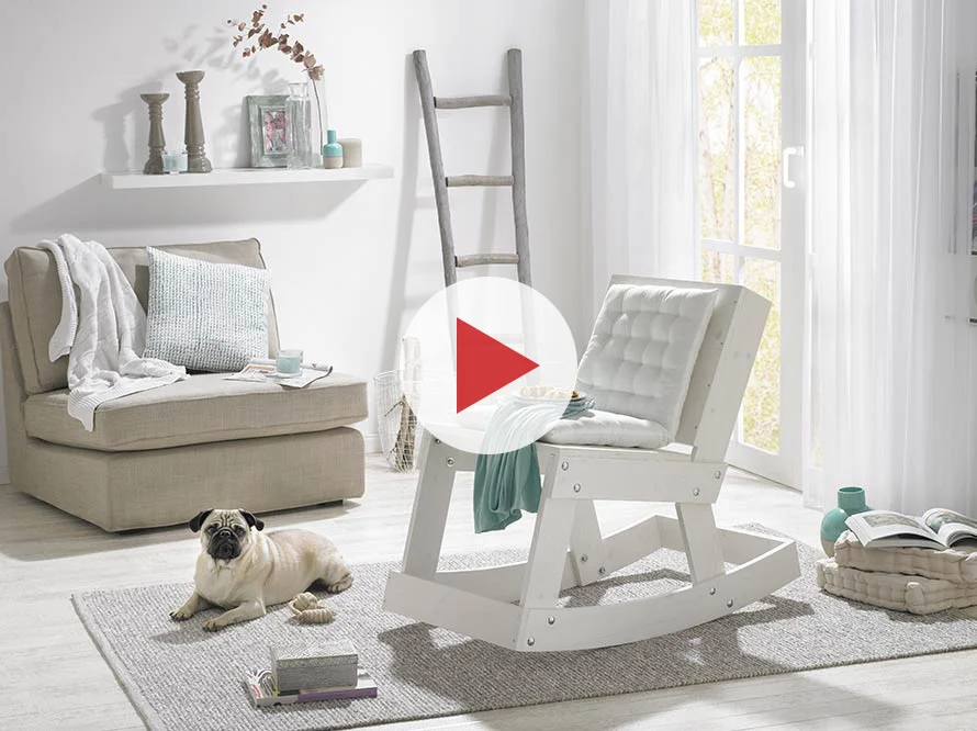 Weißer Schaukelstuhl in einem Wohnzimmer