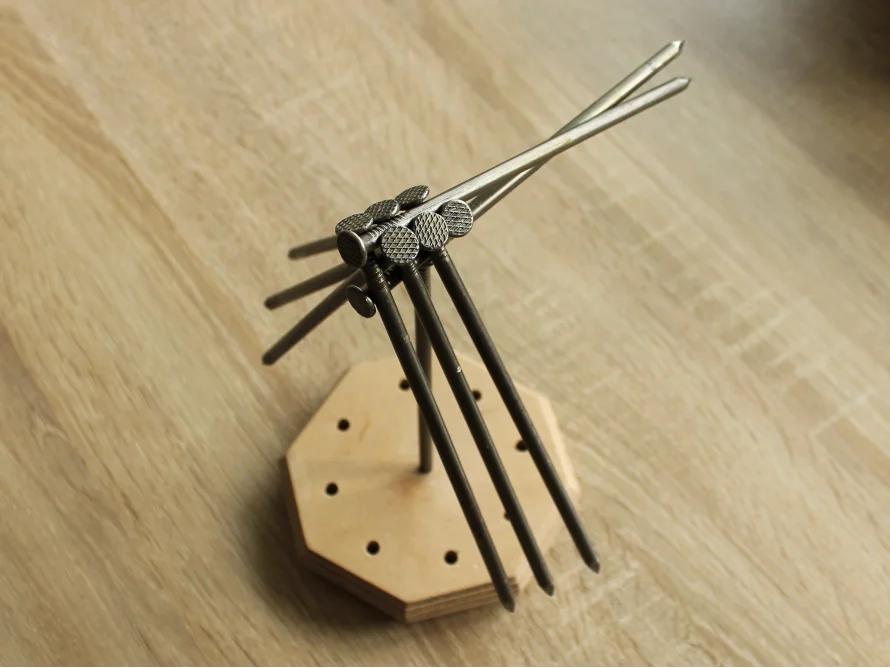 Nagelskulptur auf Holz