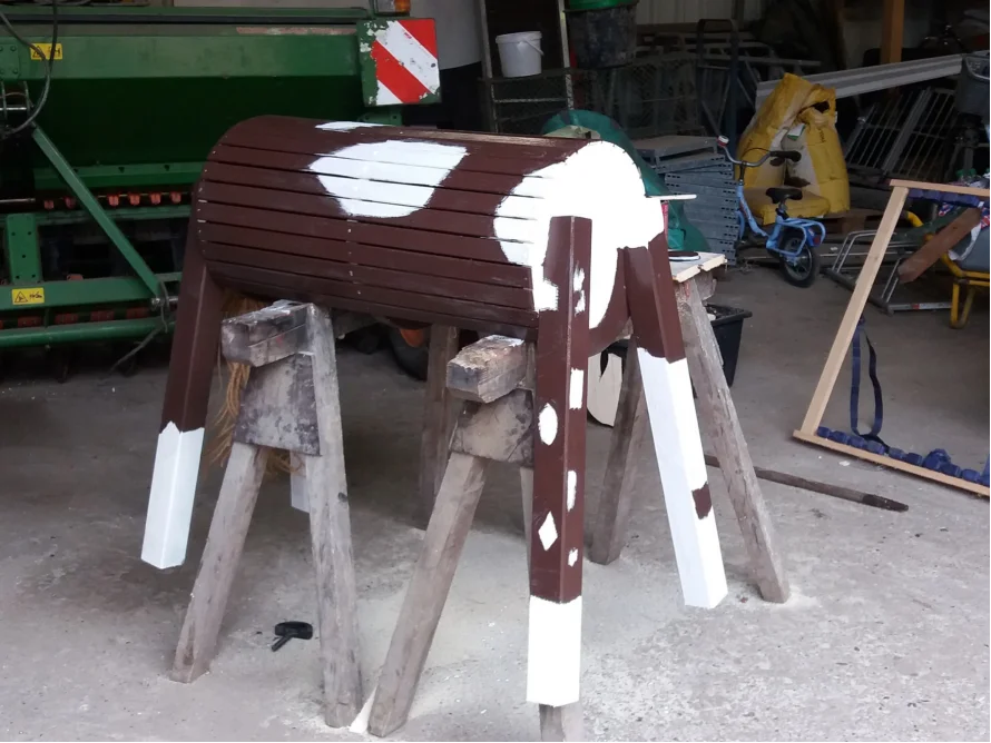 Unfertiges Holzpferd auf Böcken
