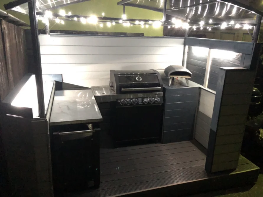 Außenküche mit Grill und Pizzaofen