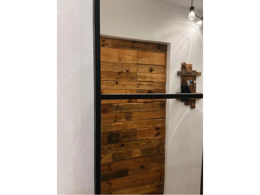 Spiegel mit Holzrahmen