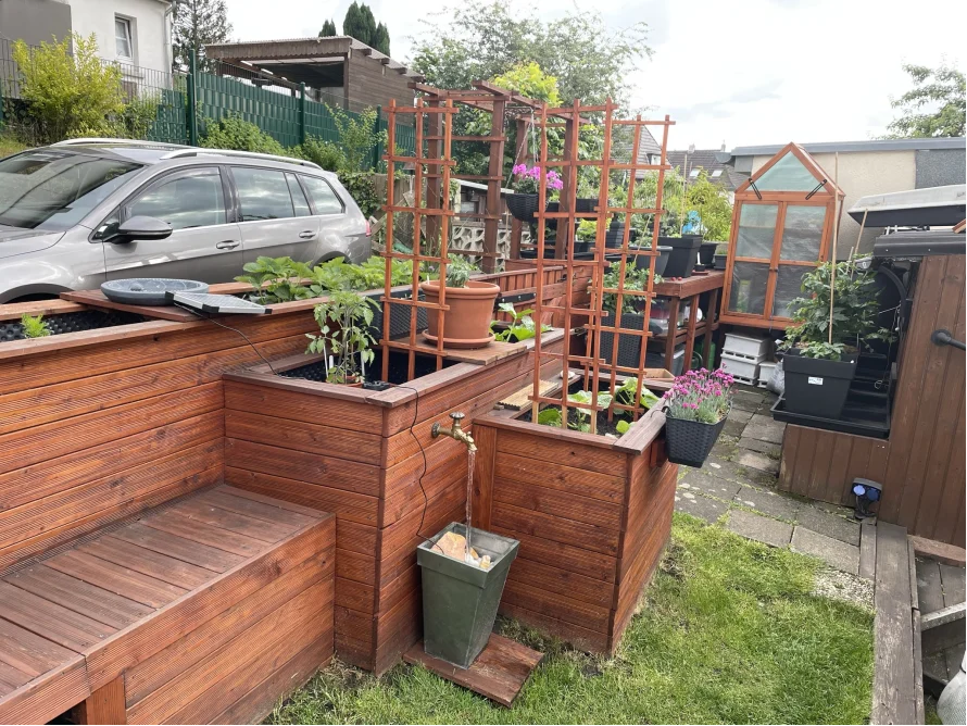 Hochbeet aus Holz mit Wasserhahn