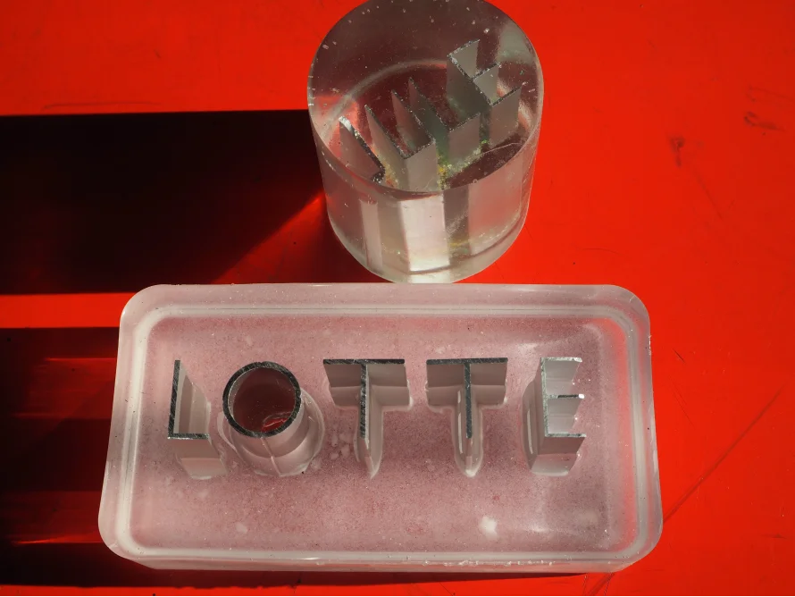 Buchstaben in Gießformen aus Harz
