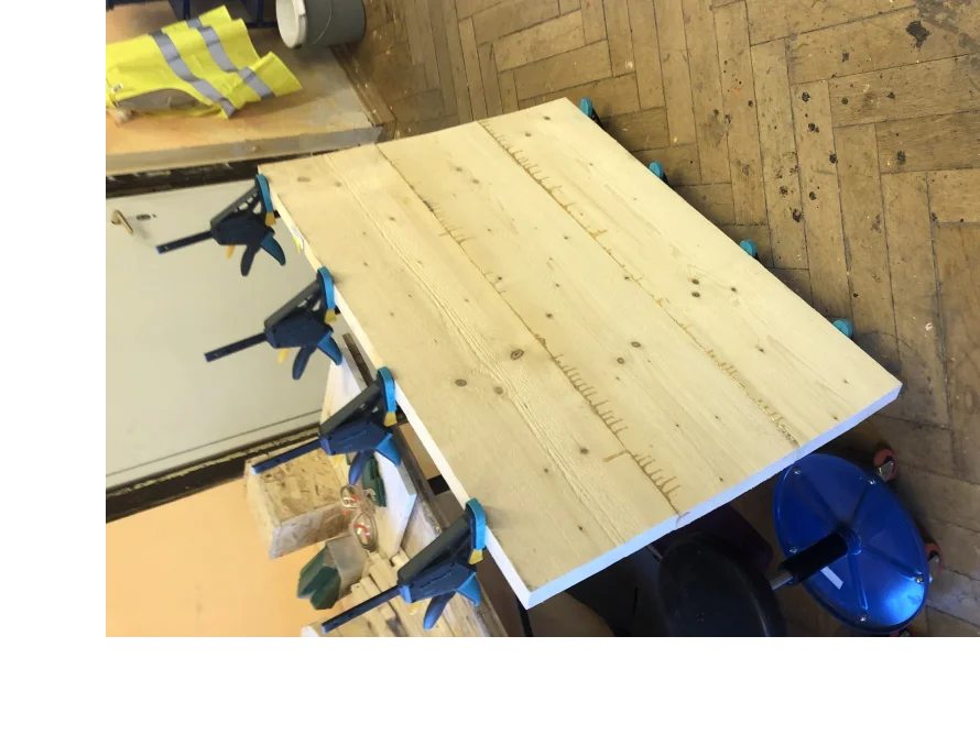 Holzplatte mit Schraubzwingen fixiert