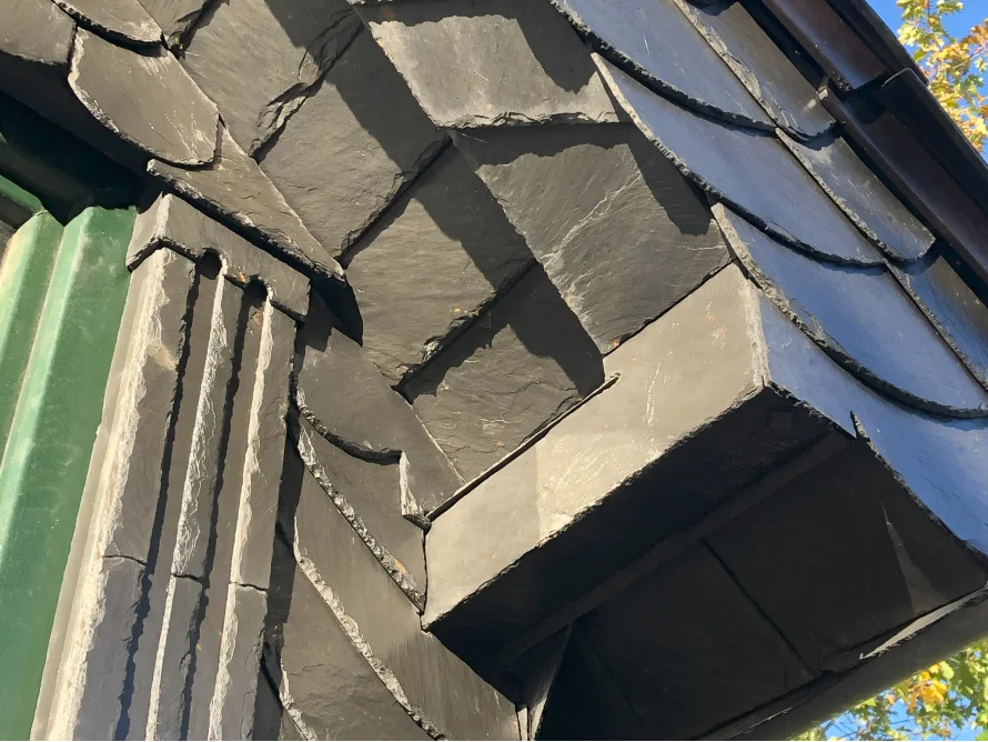 Schieferdach detailliert