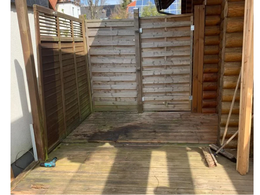 Holzterrasse mit Akkuschrauber