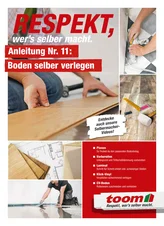 Mehrere Bilder einer Person, die einen Holzboden verlegt