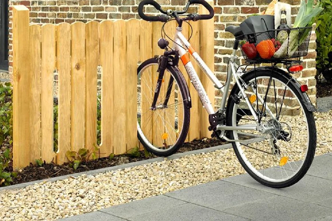 Fahrrad an einem Holzzaun