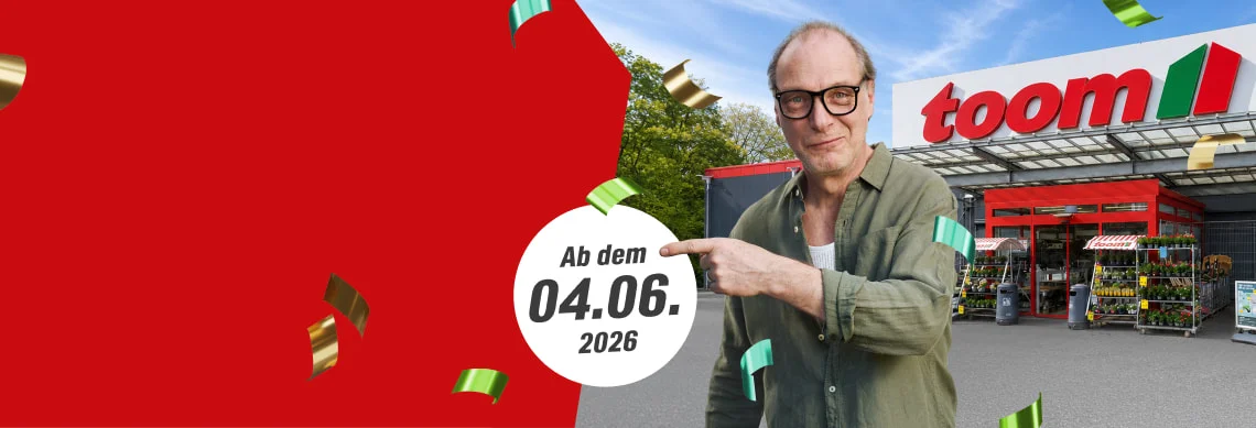 Ein Mensch steht vor einem Baumarkt und zeigt auf ein Datum.