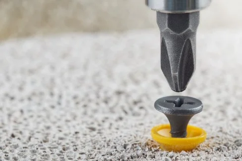 Schraube wird in Dübel gedreht