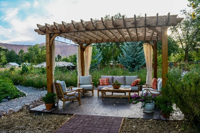 Gartenmöbel unter einer Pergola