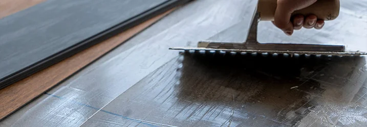 Verlegen von Vinylboden mit Zahnspachtel