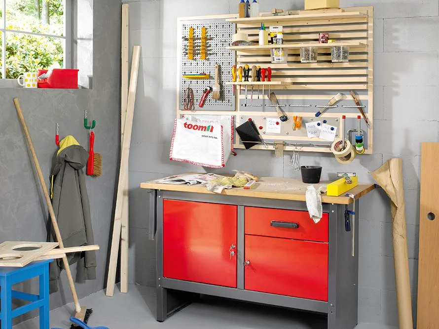 Werkstatt mit Werkbank und Werkzeugwand