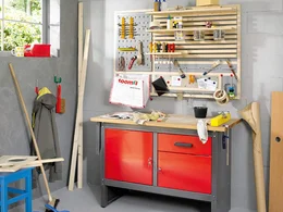 Werkstatt mit Werkbank und Werkzeugwand