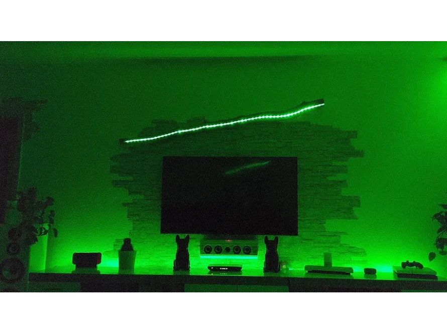 Ein Wohnzimmer mit grüner Beleuchtung.