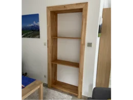 Eingebautes offenes Regal aus hellem Holz