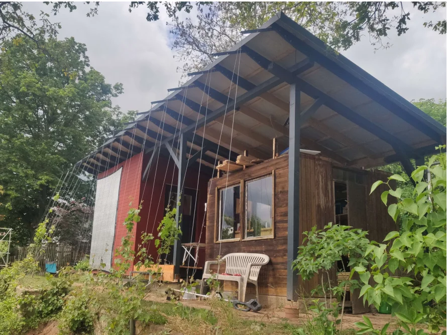Ein Gartenhaus im Bau mit Rankgittern aus Drahtseilen.