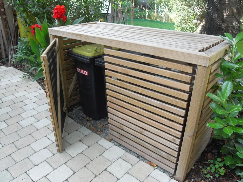 Holzterrasse mit Mülltonnenverkleidung