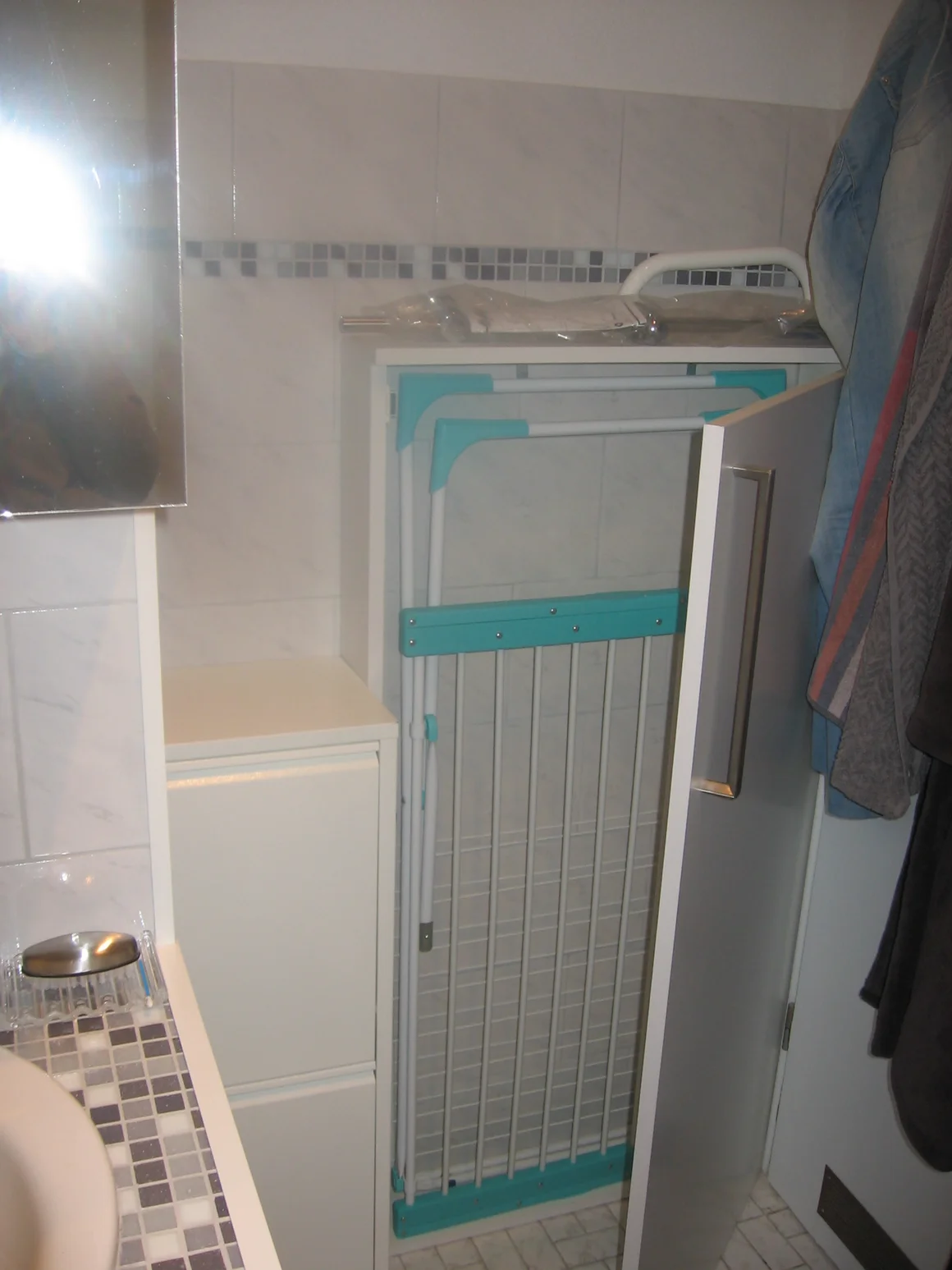 Zusammenklappbarer Wäscheständer in einem Badezimmer