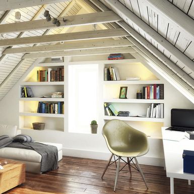 Gemütlicher Dachboden mit Arbeitsplatz und Sofa