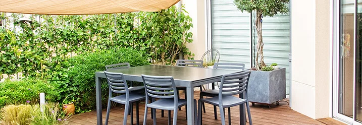 Moderne Terrasse mit Essbereich