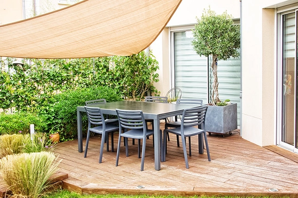 Moderne Terrasse mit Essbereich