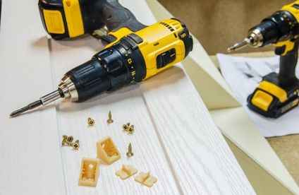 RT Wand verkleiden Werkzeug 20 45 717x467 Akkuschrauber und Schrauben auf Holz