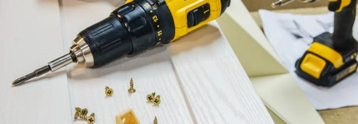 Zwei Akkuschrauber und Möbelteile