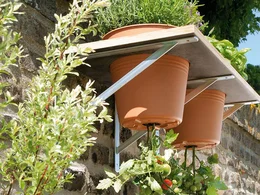 Hängeregal aus Holz mit drei Tontöpfen