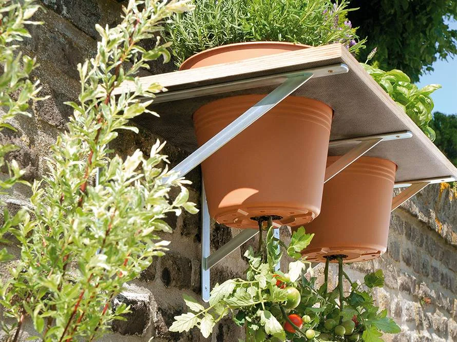 Hängeregal aus Holz mit drei Tontöpfen