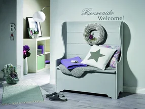 Graue Sitzbank mit Kissen und Decken