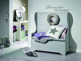 Graue Sitzbank mit Kissen und Decken