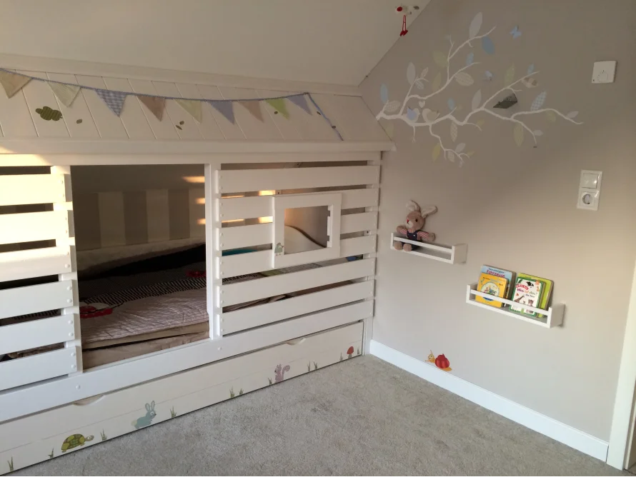 Weißes Kinderbett aus Holz