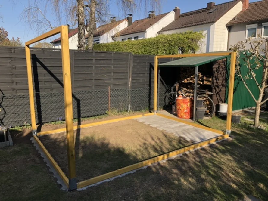 Holzgerüst auf einem Rasenstück