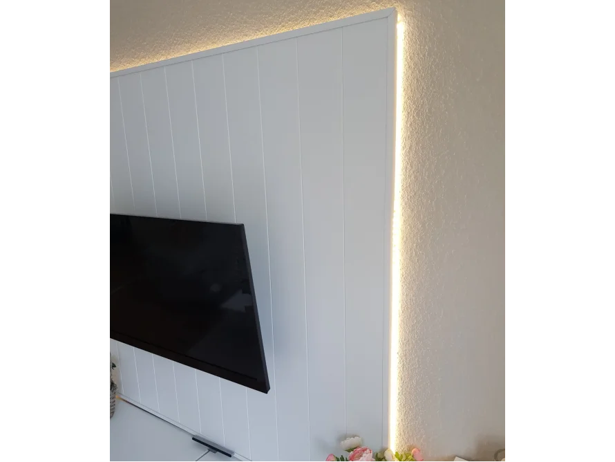 Weiße Wandvertäfelung mit LED-Lichtleiste