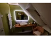 Modernes Badezimmer im Dachgeschoss