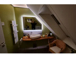 Modernes Badezimmer im Dachgeschoss